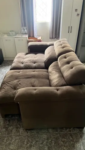 Vendo sofá retrátil e reclinável,grande e muito confortável,na cor bege/marrom claro.