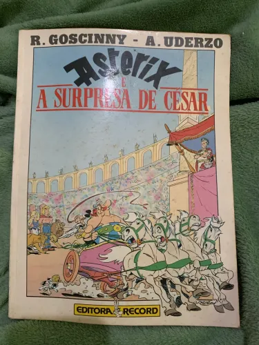 Revista Vintage Asterix - A Surpresa de Cesar - Editora Record 1985/1986 - Usada
