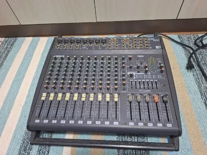 Mesa de som profissional Yamaha EMX 2000 POWERED MIXER amplificada
