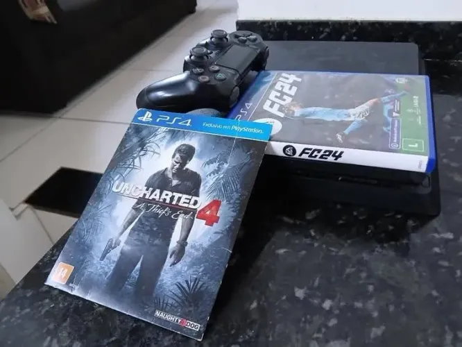 Ps4 sim semi novo, manete Original acompanha 2 jogos (Físicos)
