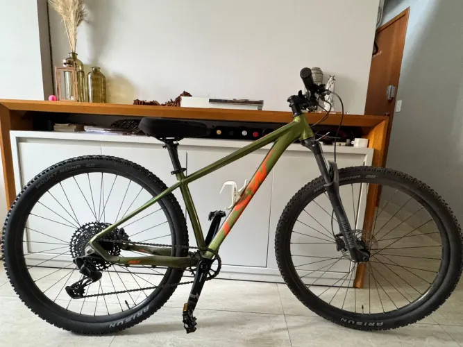 VENDO BICICLETA SEMI-NOVA, ARO 29, 12 MARCHAS, SUSPENSÃO ROCKSHOX, FREIOS SHIMANO