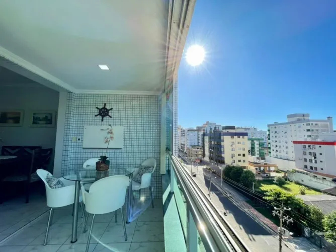 Sacada de frente com churrasqueira, próximo da praia