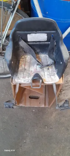 Cadeirinha de bicicleta para criança pequena.