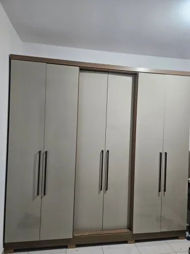 GUARDA ROUPAS 6 PORTAS COM ÓTIMO ESPAÇO 