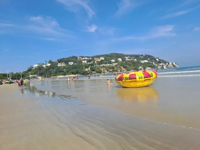 Aluga apto para temporada na praia Enseada Guarujá. 