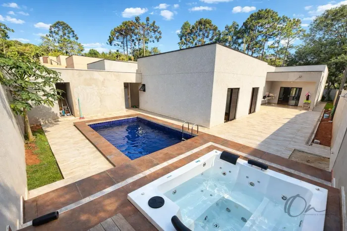 Casa em condomínio térrea com spa e piscina no Jardim Colibri, Cotia, São Paulo - 3 suítes