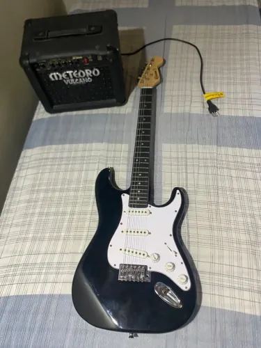 Guitarra queens + amplificador meteoro vulcano