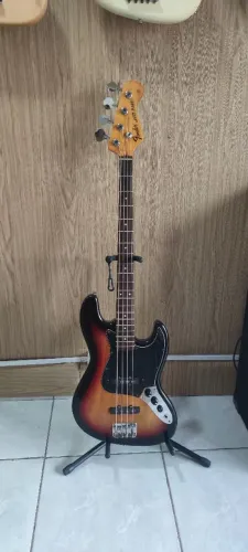 Baixo fender reestilizado