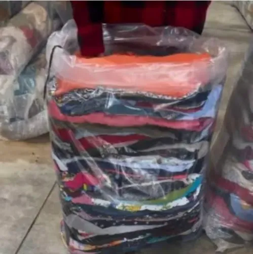 Fardo de roupas usadas de marca
