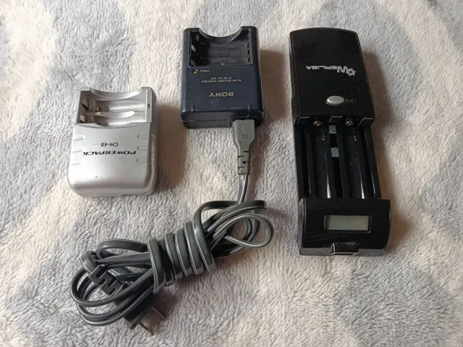 3 CARREGADOR DE PILHAS PROFISSIONAL POR 50 REAIS PERFEITO DESAPEGO DE MUDANÇA RAPIDA