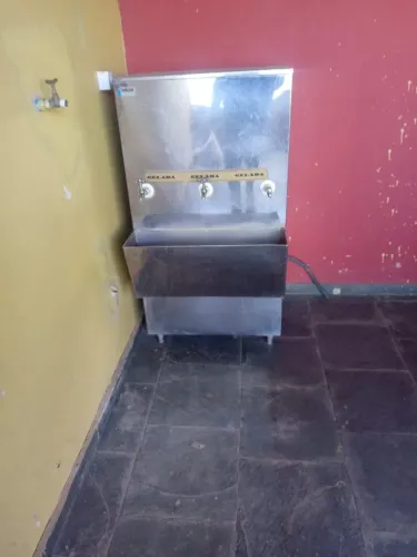 BEBEDOR DE INOX 3 TORNEIRAS RESERVATORIO DE 100L EM EXCELENTE ESTADO