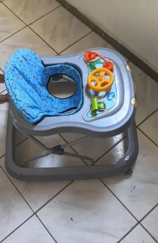 Andador infantil  semi novo