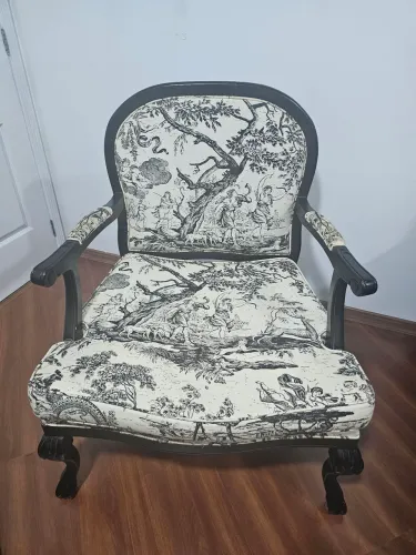 Poltrona Madeira Maciça Estilo Luis XV, com pés Provençais