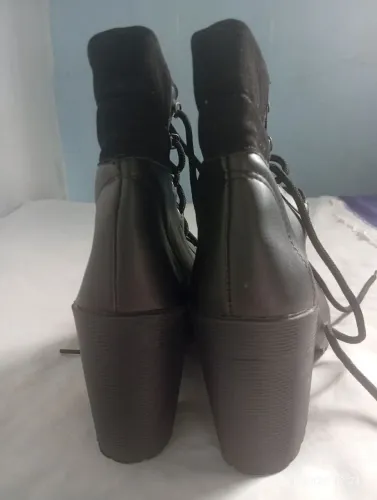 Vende se bota femenina