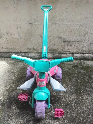 Triciclo infantil com empurrador
