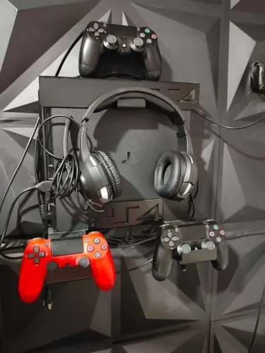 PS4 slim 1 tera +3 controles+suporte parede
