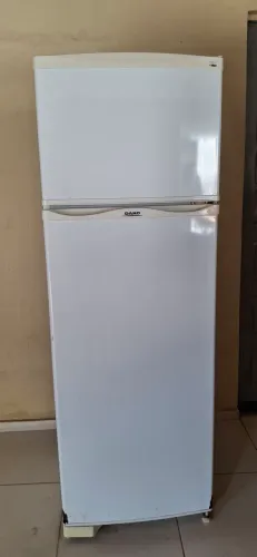 Geladeira DAKO usada (funcionando perfeitamente) com grade atrás.