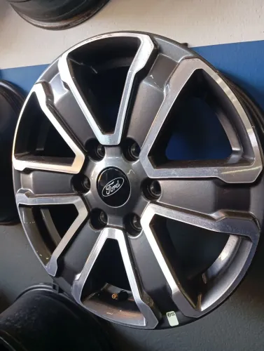 Uma roda Original da Ranger XLT aro 17