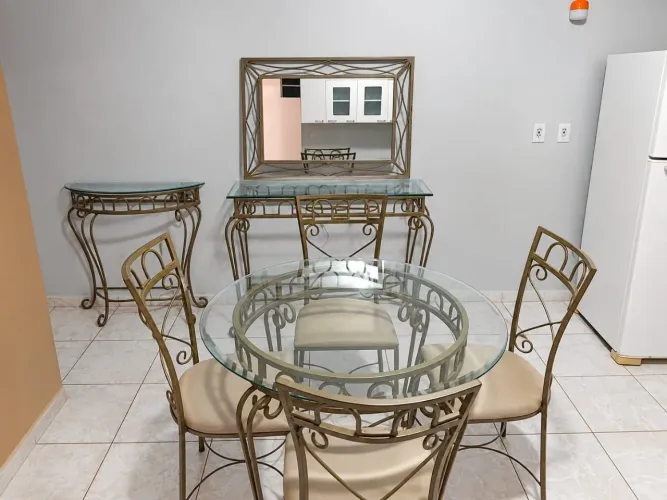 Conjunto sala de jantar estilo colonial em ferro e tampas em vidro
