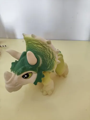 Boneco Triceratops Grande Vinil Jurassic World - Usado