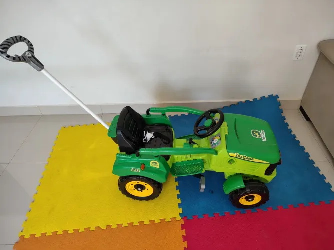 Carrinho de bebê, trator, velotrol, gipe, carrinho infantil.
