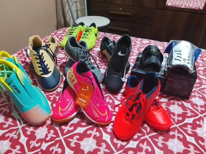 Vendo chuteiras e caneleiras novas