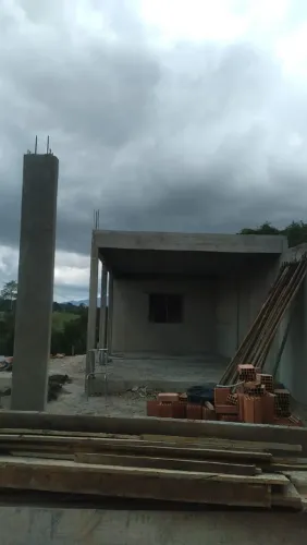 Pintor e servente de obra
