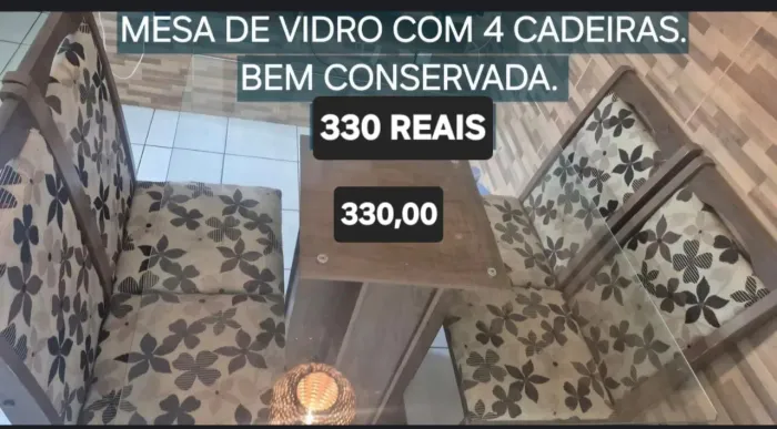 Mesa de vidro com 4 cadeiras.