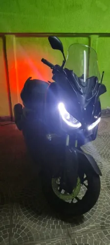 Xmax 250 ABS preta. Linda!