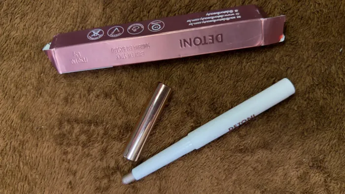 *sombra em bastão cremosa Easy Eye Stick da marca Detoni Beauty na cor Moonstone.*
