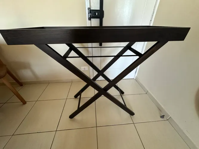 Vende-se aparador 100% madeira e tampo de vidro temperado.