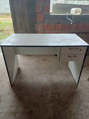 Escrivaninha com gavetas