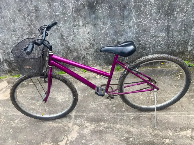 Vendo bicicleta aro 26 semi nova.