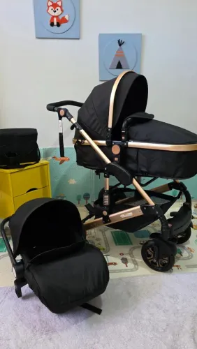 Carrinho de bebê com bebê conforto europeu