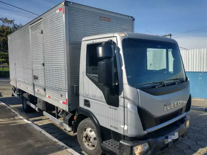 Iveco Tector 11-190 baú (2021) VIA DUTRA CAMINHÕES - CAÇAPAVA