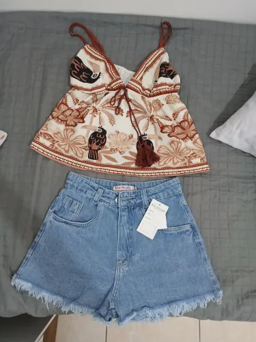 conjunto shorts jeans e camisa cropped 