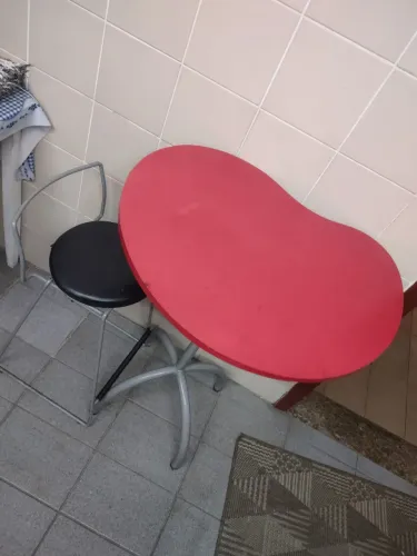 Mesa alta com uma banqueta