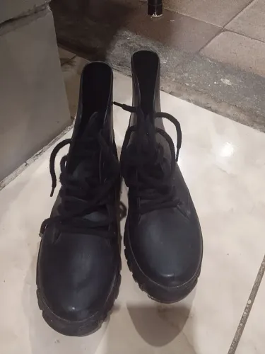 Bota infantil semi nova tamanho 32/33