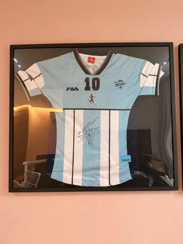 Camisa autografada do Maradona com certificado ICONS de autenticidade