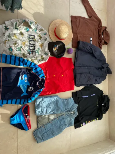 Mais de 50 peças Kit roupas de marcas menino 6-9 anos