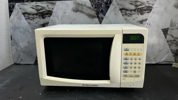 Micro-ondas Electrolux ME18S 17L - Funcionando