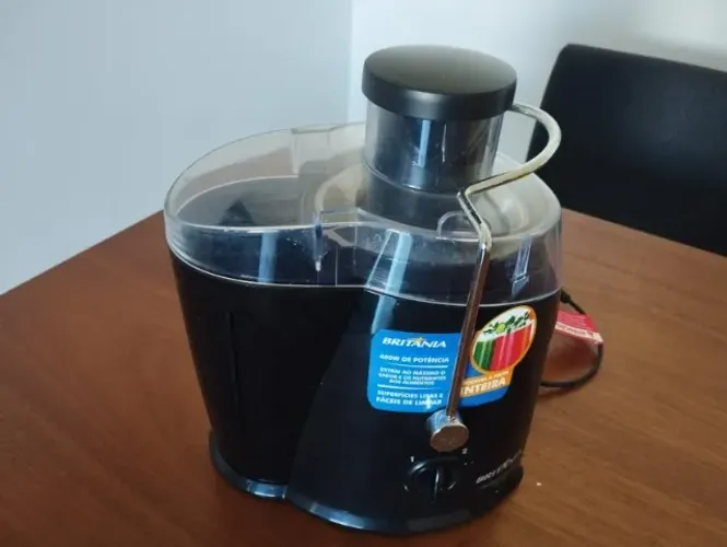 Centrifuga de Alimentos - Juicer 700 (400w, Preto, 220v, Britânia)