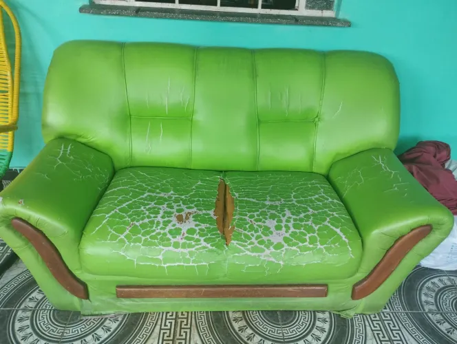 Sofa de 2 lugares com detalhes em madeira, com avarias