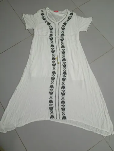 Túnica branca com bordado.