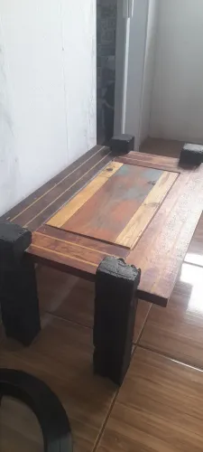Mesa de centro de madeira de demolição