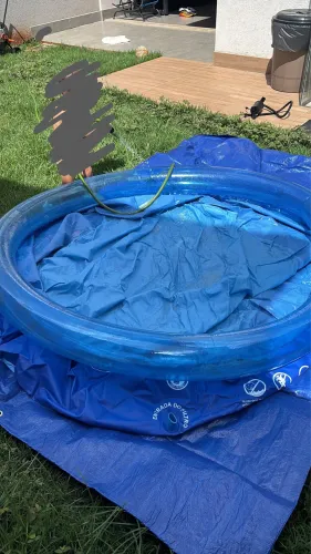 Piscina inflável e itens