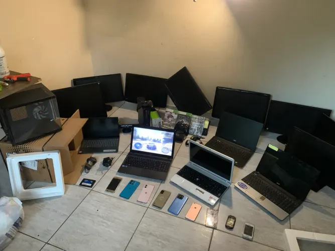 Lote de informática com vários notebooks, monitores tem até videogame e telefones