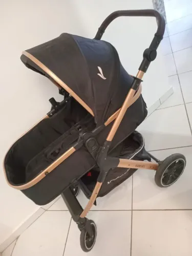 Carrinho de bebê e bebê conforto.