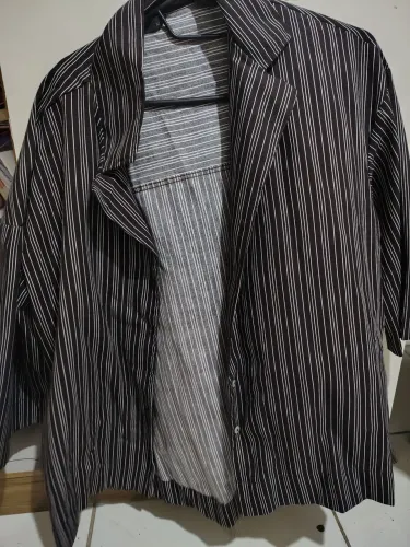 Camisa manga longa listrada (marrom escuro)