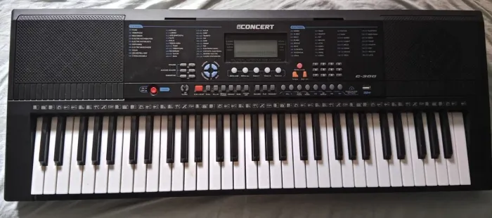 Vende-se teclado com defeito na saída de áudio, o mesmo está em perfeita condições